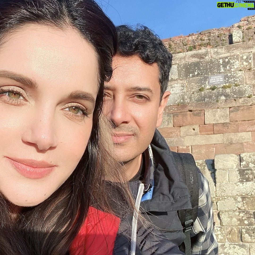 Armeena Khan Instagram - I love taking walks in the fall, everything is so fresh and there’s a chill in the air. What’s your fav season? 😍😍 #Forestbathing #StaffordCastle @feslkhan