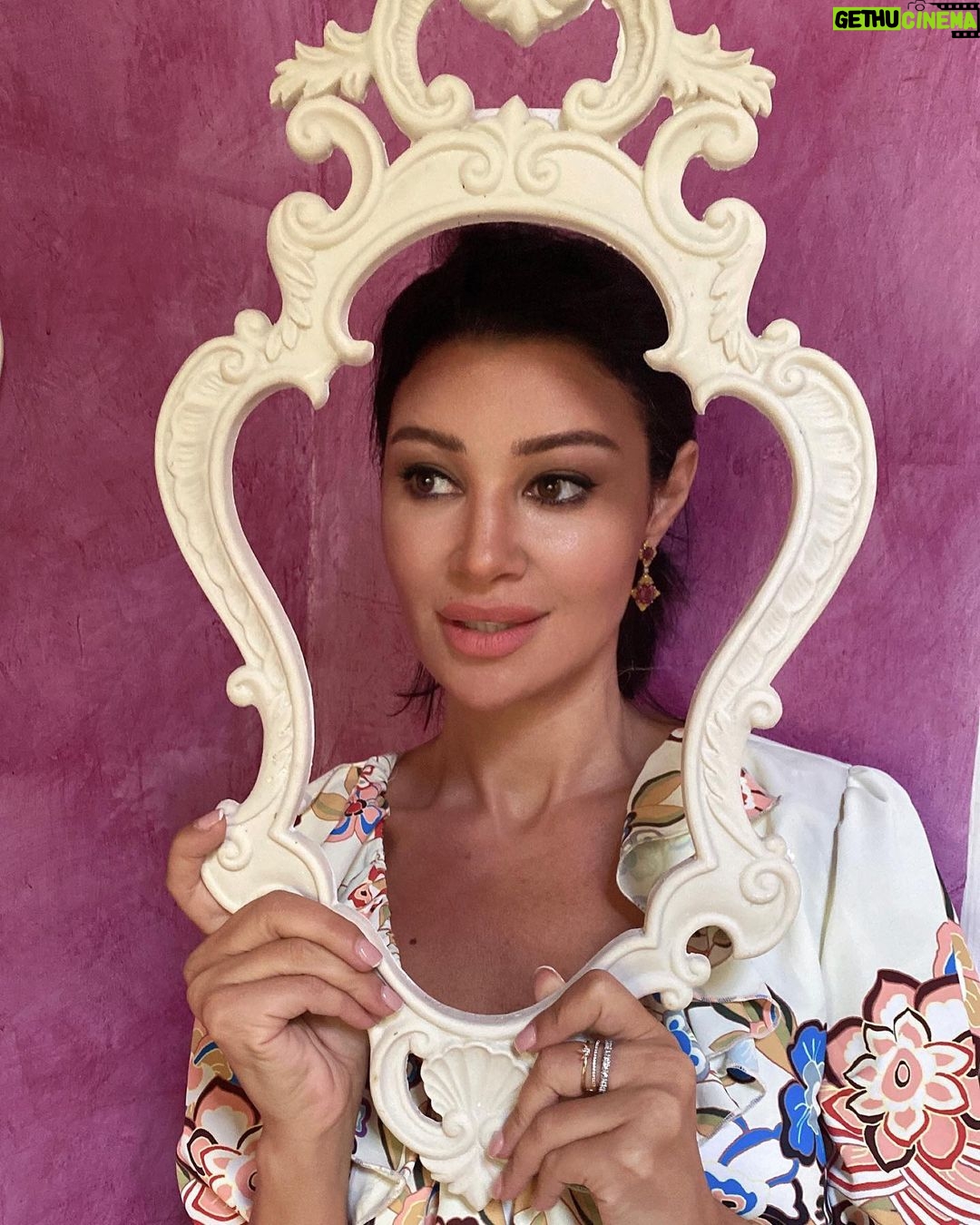 Arwa Gouda Instagram - Cercami tra le rose ♥️ 🌹 صباح الورد ♥️🌹💋 Swipe left ☺️ ⬅️ #jewelry @saedigram #photography @mahyarqajar #location @cortedellamaesta_italy Civita di Bagnoregio