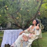 Arwa Gouda Instagram – Cercami tra le rose ♥️ 🌹
صباح الورد ♥️🌹💋
Swipe left ☺️ ⬅️
#jewelry @saedigram
#photography @mahyarqajar
#location @cortedellamaesta_italy Civita di Bagnoregio