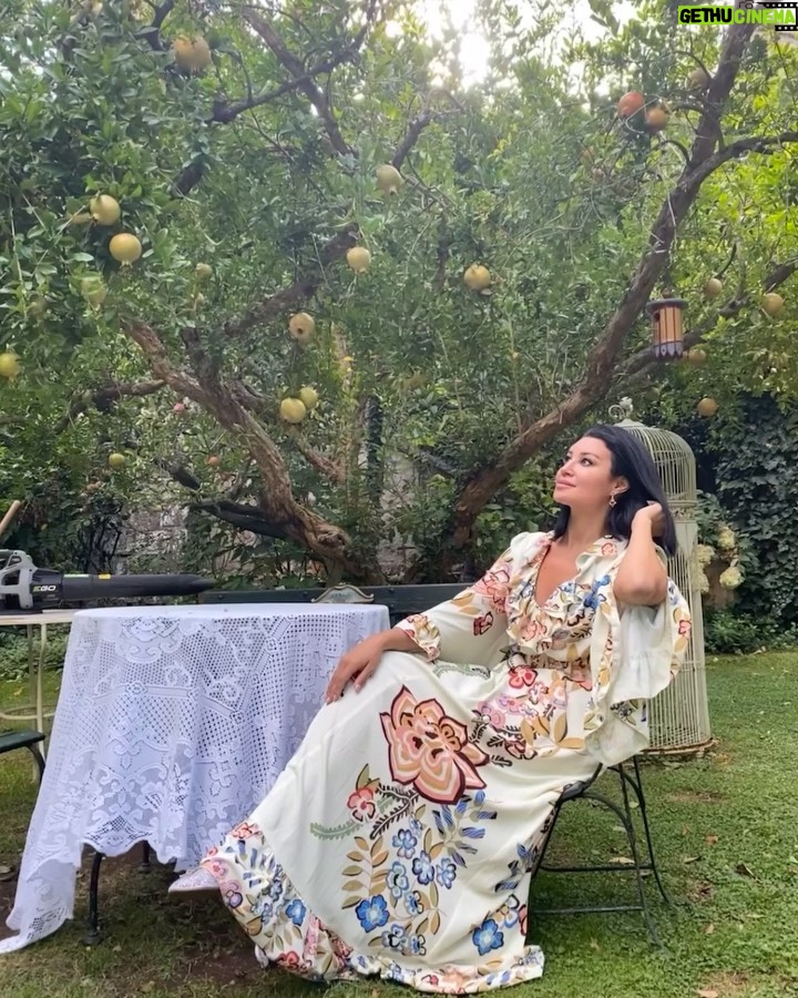 Arwa Gouda Instagram - Cercami tra le rose ♥️ 🌹 صباح الورد ♥️🌹💋 Swipe left ☺️ ⬅️ #jewelry @saedigram #photography @mahyarqajar #location @cortedellamaesta_italy Civita di Bagnoregio