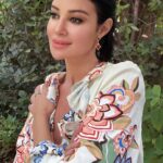 Arwa Gouda Instagram – Cercami tra le rose ♥️ 🌹
صباح الورد ♥️🌹💋
Swipe left ☺️ ⬅️
#jewelry @saedigram
#photography @mahyarqajar
#location @cortedellamaesta_italy Civita di Bagnoregio