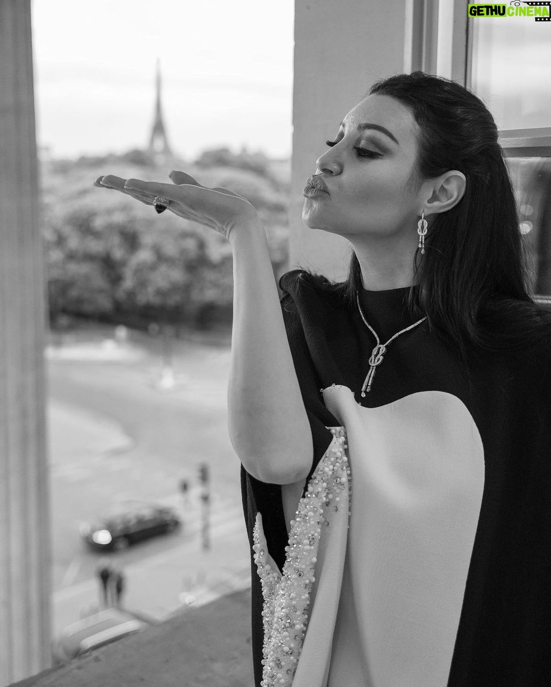 Arwa Gouda Instagram - انا: صوريني وانا شايلة برج إيفل في إيدي و ببوسها صحبتي: سهلة جداً يللا بينا الصورة: … 🤦🏻♀️😂 Me: take my picture holding the Eiffel Tower in the palm of my hand and kissing it My friend: say no more The picture: … 🤦🏻♀️😂 ACF - Automobile Club De France
