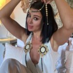 Arwa Gouda Instagram - #dream big #sparkle more #shine bright 🏰💖💎 #jewellery @alessio_boschi_jewels #artdirection and #photography @mahyarqajar #location @cortedellamaesta_italy Civita di Bagnoregio