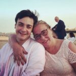 Arwa Gouda Instagram - خبر مفجع فراقك يا مها.. اجمل اخت و الطف صديقة، اينما تواجدتي، توجاجدت معك البهجة و القصص المضحكة.. و ان وجدتي احد منا حزين لم تتأخري لمواساته و التخفيف عنه.. وداعاً يا ارق أم و اجدع انسانة.. الله يرحمك و يغفرلك يا رب و يجعل مثواكي الجنة.. اللهم الهم ابنها شريف الشربيني و اخواتها و كل من يحبها الصبر و السلوان.. إنا لله و إنا إليه راجعون.. نسألكم الفاتحة فضلاً و ليس امراً.. #مها_ابو_عوف