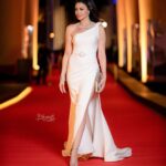 Arwa Gouda Instagram - #gff21 #closing #ceremony #dress @ezracouture #jewelry @glamour.jewellery #clutch @taleed_lamya #makeup @maiarahmedd_ #hair @michaeladel_1 @alsagheersalons #photography @bassam_ramadan_photography 💕💕 #egypt #cinema El Gouna, Red Sea