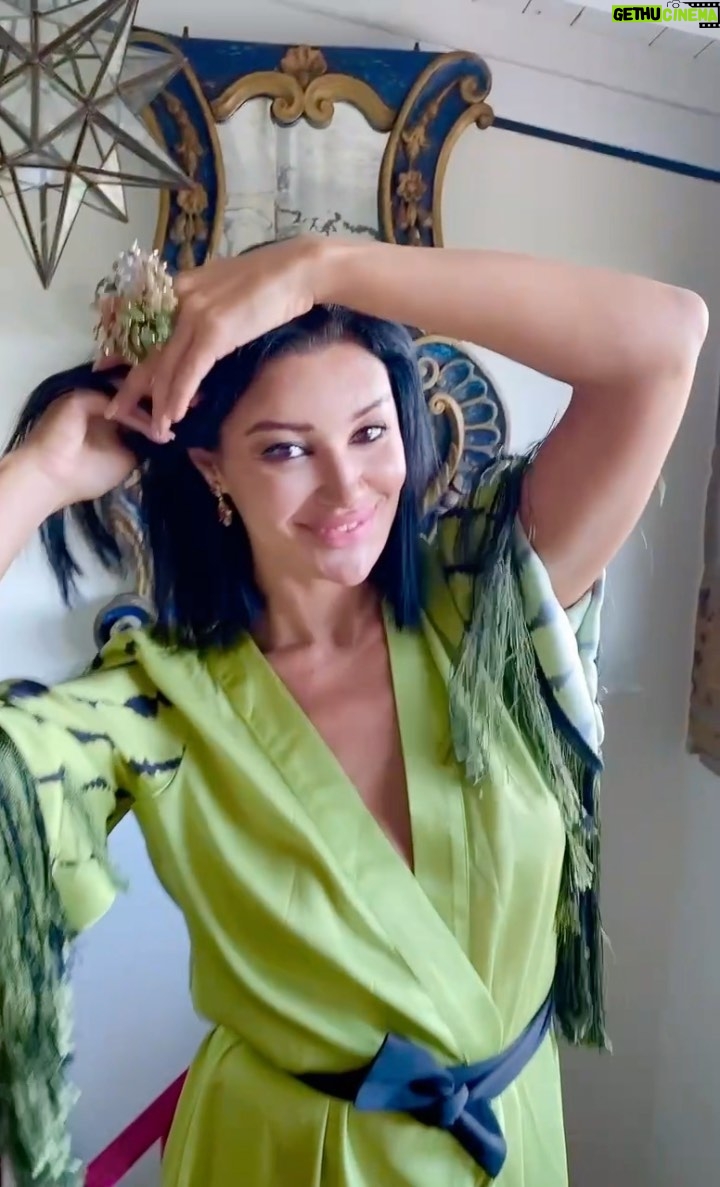 Arwa Gouda Instagram - 💚 #jewellery @alessio_boschi_jewels #artdirection and #videography @mahyarqajar #Location @cortedellamaesta_italy Civita di Bagnoregio