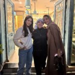 Aseel Omran Instagram – مع الناس الجميلة الطيبة اللي قعدتها تسعد القلب ♥️ الله لا يحرمنا المحبة الصادقة🤲🏼