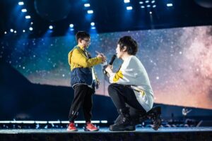 Ashin Instagram - 剛開完會
只想把全世界最美好的事物給你們
無論過程複雜地有多麼難以相信

那些漫長討論的夜晚
那些快樂練團的時光

看著石頭帶著老花眼鏡看譜
我才意識到我們不是當年的小伙子了

更多的責任  更多的期待
更多的編曲  更多的夥伴

AE Premiere Photoshop 達芬奇 Final cut Unreal
Protools⋯ 連續半年高溫運轉的GPU CPU
整個視訊室風扇聲大到像停機坪

三個完整演唱會大屋頂吊起五顆球
另外一顆龐然巨球複雜的配種
完全燒腦的球面算圖與貼圖方式

這一生恐怕不會再遇到了吧⋯
( 不過每次演唱會後都這麼說 ）

不過，
不知道能唱到那時候呢？

雖然說5525是巡迴
終究⋯ 沒有人知道下一場在哪裡？

不過
誰在乎呢？

就算這一切只存在世界上一次
我只想把全世界最美好的事物都給你
毫無保留

因為 
你值得我們這麼做
你真的值得。

因為你真的值得。