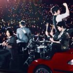 Ashin Instagram - 2024的第一天就開車，我是說，真的開車⋯。5個與你熟悉了25年的老司機，車上承載滿滿的，都是歲月的祝福。 生活都不容易，而你從未放棄，想問你2024的心願是什麼？ 我們載著歌曲、歡笑、眼淚、月亮與星星，溫柔而霸氣地、駛向你那顆期待呵護的心。 #五月天