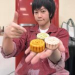 Ashin Instagram - 你的欠揍男友 🌵🥮🏓 演唱會上 大家暱稱我們是演唱會男友 但如果你的男友是玩音樂的 你絕對會覺得「好欠揍啊！」 罪證條列如下： 1. 成天跟一群男生鬼混一氣 聊起天95%垃圾話+5%音樂經 滿腦貼著夢想 就是不貼你的心 2. 說是樂團要練習 結果是一起王者榮耀開團練習 只有最後一小時趕進度拿起樂器 3. 熬夜練琴熬夜錄音 隔天睡到中午還不醒 狂扣找不到人 而且不回訊息 4. 記歌記譜記樂理 就是不記得你生日的日期 各種紀念日 通通一律忘記 5. 難得準備了中秋月餅 而且好吃又低卡路里 球拍和心意裝提袋裡 但是⋯ 差點忘了拿出來給妳😆 好啦 開個玩笑 幻想很瘋狂 但現實很受傷🫠 聽我們的歌 感覺還不錯 但當成男友 絕對很欠揍 💢 獻上手上的月餅 祝你中秋節找到你最棒的達令 中秋快樂！ #你的欠揍男友# #歡迎說說你的#
