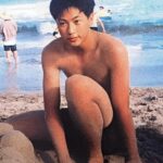 Ashin Instagram - 恐龍抗狼抗狼扛狼 🦖 發了一篇報告自己恢復健康的文 結果連海關蓋章的大哥都慰問了我😆 貼一張大學的海邊照 證明我身體很好（？） 🤪 恐龍抗狼抗狼扛狼 不過也充分感受到 原來大眾對我的關心 遠遠超乎我的想像 很感動 被這麼多的愛包圍著 除了強調「我真的很好噢」之外 也產生了「不要再讓大家擔心了」的心情 我一定會好好照顧自己 / 然後 大學時期的我 看起來就一副欠揍的模樣 😆 如果當時你認識我 你會知道 那不只是看起來而已 瘋社團 搞音樂 參加音樂祭 白天翹課 再熬夜趕作業 分不清楚 自己到底是太揮霍青春 還是太珍惜青春 🫣 絕對是到了一種 恐龍抗狼人神共揍的地步🦖 / 好 今天的重慶演唱會Day1 大雨中 大家陪我唱的又過癮 又感動 接下來還有精彩幾站 一路唱到巴黎倫敦 還有期待的首度柏林開唱 再跟大家多分享我的日常！ 謝謝你們 #是不是又欠揍了 #你的欠揍男友 #一生一場五月天