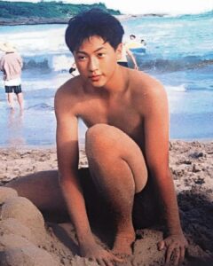Ashin Instagram - 恐龍抗狼抗狼扛狼 🦖 發了一篇報告自己恢復健康的文 結果連海關蓋章的大哥都慰問了我😆 貼一張大學的海邊照 證明我身體很好（？） 🤪 恐龍抗狼抗狼扛狼 不過也充分感受到 原來大眾對我的關心 遠遠超乎我的想像 很感動 被這麼多的愛包圍著 除了強調「我真的很好噢」之外 也產生了「不要再讓大家擔心了」的心情 我一定會好好照顧自己 / 然後 大學時期的我 看起來就一副欠揍的模樣 😆 如果當時你認識我 你會知道 那不只是看起來而已 瘋社團 搞音樂 參加音樂祭 白天翹課 再熬夜趕作業 分不清楚 自己到底是太揮霍青春 還是太珍惜青春 🫣 絕對是到了一種 恐龍抗狼人神共揍的地步🦖 / 好 今天的重慶演唱會Day1 大雨中 大家陪我唱的又過癮 又感動 接下來還有精彩幾站 一路唱到巴黎倫敦 還有期待的首度柏林開唱 再跟大家多分享我的日常！ 謝謝你們 #是不是又欠揍了 #你的欠揍男友 #一生一場五月天