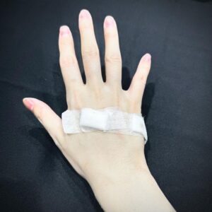 Ashin Instagram - [重新發文  可以重新留言給我嗎？]

回到那一天 DAY4 
昨天有點沙啞
真不好意思！
但還是全力演出唱到爆
希望大家都喜歡今天的演唱會！

今天會更棒噢！

* 附上我緊急治療後的無限手套 🌟