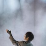 Ashin Instagram - 今年可以過兩倍的生日，亞洲生日結束，還有歐洲時間等著我，比起往年，場面果然更加盛大。 今年的生日，像是一個公開的派對，新舊朋友都歡迎，有人覺得大廳嘈雜了些，而我覺得多認識新朋友也未嘗不好。 人生嘛，有些人為你精心準備生日祝福，有人調皮往你身上砸派。不只是我，每個人都是這樣的，沒什麼公不公平，重點是開闊的心胸，與開朗的心情。 / 倒是期待著後天凌晨的演唱會直播，邀請你見證與感受，這份100%的熱情與熱力，一定會越過半個地球說服你，感動你。 好想見你第77場，終於抵達終站。這次曲目中，最難唱的，也是我每次都最期待的，是「我心中尚未崩壞的地方」。 經歷過了將近三年的停機，慢慢把自己調整回巡迴的軌道上，更重要的，是那種珍惜到一首都捨不得刪，唱到超時線上的心情。 / 「我心中尚未崩壞的地方」，是一首從最低處的吟唱，飆升到最高處的嘶吼。 每次唱這足10拍E6的高音，總是跪足捶地，彷彿如此，才能跟自己確認，抵達了至高的山巔。 當然，每次的嘶吼，每一場，每一聲，都來自於我依賴了24年的嗓子。 除了真唱， 否則沒有其他感動你的方式。 / 雖然不是那種完美天籟， 但我有信心直擊感動你心。 當用盡全力的最高音唱罷之後，我都會奮力再次站起，只因我心不曾崩壞，只因此刻看著這篇文的你，依然在人生的某個轉角，等待五月天與滿頭銀髮的你，在人生繁華落盡時，再次合唱起我們一生一次的青春。 / 明年就是五月天出道25週年，這當然不是我們航行過的第一場風雨。謝謝每位為我們挺身而出的舊識，更感謝所有給我們指教的路人老師，派對會結束，曲終之時，你我的心與眼神將更加清澈。 請不要擔心我，請不必為任何事辯解，因為人生還有那麼長，我確信每場五月天，都會用盡全力，讓你不虛此行。 / 星空下你低吟著知足、高考那年聽的倔強、失戀時陪你的溫柔、友情喧嘩時總愛唱的乾杯、海底撈裡不顧旁人的派對動物、現實一再打擊你沒忘了頑固、偶爾想起那個他的突然好想你、擦乾眼淚的笑忘歌、以及你預定道別時刻播放的轉眼與如煙⋯。 話題與熱搜，終究會過去，這頂假頂流的皇冠被摘下時，留下的，是平凡如你我的血肉之軀，在人生中更深的羈絆與相依。 美好如你。 能參與你的一生， 是我這趟人生最好的禮物。 / 生日快樂給我，生日願望給你，祝你們身體健康，心想事成。 我們巴黎直播見！ / #巴黎怎麼那麼冷啦 #大家都要給我留言我也在趕KPI