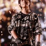 Ashin Instagram - 今年可以過兩倍的生日，亞洲生日結束，還有歐洲時間等著我，比起往年，場面果然更加盛大。 今年的生日，像是一個公開的派對，新舊朋友都歡迎，有人覺得大廳嘈雜了些，而我覺得多認識新朋友也未嘗不好。 人生嘛，有些人為你精心準備生日祝福，有人調皮往你身上砸派。不只是我，每個人都是這樣的，沒什麼公不公平，重點是開闊的心胸，與開朗的心情。 / 倒是期待著後天凌晨的演唱會直播，邀請你見證與感受，這份100%的熱情與熱力，一定會越過半個地球說服你，感動你。 好想見你第77場，終於抵達終站。這次曲目中，最難唱的，也是我每次都最期待的，是「我心中尚未崩壞的地方」。 經歷過了將近三年的停機，慢慢把自己調整回巡迴的軌道上，更重要的，是那種珍惜到一首都捨不得刪，唱到超時線上的心情。 / 「我心中尚未崩壞的地方」，是一首從最低處的吟唱，飆升到最高處的嘶吼。 每次唱這足10拍E6的高音，總是跪足捶地，彷彿如此，才能跟自己確認，抵達了至高的山巔。 當然，每次的嘶吼，每一場，每一聲，都來自於我依賴了24年的嗓子。 除了真唱， 否則沒有其他感動你的方式。 / 雖然不是那種完美天籟， 但我有信心直擊感動你心。 當用盡全力的最高音唱罷之後，我都會奮力再次站起，只因我心不曾崩壞，只因此刻看著這篇文的你，依然在人生的某個轉角，等待五月天與滿頭銀髮的你，在人生繁華落盡時，再次合唱起我們一生一次的青春。 / 明年就是五月天出道25週年，這當然不是我們航行過的第一場風雨。謝謝每位為我們挺身而出的舊識，更感謝所有給我們指教的路人老師，派對會結束，曲終之時，你我的心與眼神將更加清澈。 請不要擔心我，請不必為任何事辯解，因為人生還有那麼長，我確信每場五月天，都會用盡全力，讓你不虛此行。 / 星空下你低吟著知足、高考那年聽的倔強、失戀時陪你的溫柔、友情喧嘩時總愛唱的乾杯、海底撈裡不顧旁人的派對動物、現實一再打擊你沒忘了頑固、偶爾想起那個他的突然好想你、擦乾眼淚的笑忘歌、以及你預定道別時刻播放的轉眼與如煙⋯。 話題與熱搜，終究會過去，這頂假頂流的皇冠被摘下時，留下的，是平凡如你我的血肉之軀，在人生中更深的羈絆與相依。 美好如你。 能參與你的一生， 是我這趟人生最好的禮物。 / 生日快樂給我，生日願望給你，祝你們身體健康，心想事成。 我們巴黎直播見！ / #巴黎怎麼那麼冷啦 #大家都要給我留言我也在趕KPI