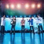 Ashin Instagram - 今年可以過兩倍的生日，亞洲生日結束，還有歐洲時間等著我，比起往年，場面果然更加盛大。 今年的生日，像是一個公開的派對，新舊朋友都歡迎，有人覺得大廳嘈雜了些，而我覺得多認識新朋友也未嘗不好。 人生嘛，有些人為你精心準備生日祝福，有人調皮往你身上砸派。不只是我，每個人都是這樣的，沒什麼公不公平，重點是開闊的心胸，與開朗的心情。 / 倒是期待著後天凌晨的演唱會直播，邀請你見證與感受，這份100%的熱情與熱力，一定會越過半個地球說服你，感動你。 好想見你第77場，終於抵達終站。這次曲目中，最難唱的，也是我每次都最期待的，是「我心中尚未崩壞的地方」。 經歷過了將近三年的停機，慢慢把自己調整回巡迴的軌道上，更重要的，是那種珍惜到一首都捨不得刪，唱到超時線上的心情。 / 「我心中尚未崩壞的地方」，是一首從最低處的吟唱，飆升到最高處的嘶吼。 每次唱這足10拍E6的高音，總是跪足捶地，彷彿如此，才能跟自己確認，抵達了至高的山巔。 當然，每次的嘶吼，每一場，每一聲，都來自於我依賴了24年的嗓子。 除了真唱， 否則沒有其他感動你的方式。 / 雖然不是那種完美天籟， 但我有信心直擊感動你心。 當用盡全力的最高音唱罷之後，我都會奮力再次站起，只因我心不曾崩壞，只因此刻看著這篇文的你，依然在人生的某個轉角，等待五月天與滿頭銀髮的你，在人生繁華落盡時，再次合唱起我們一生一次的青春。 / 明年就是五月天出道25週年，這當然不是我們航行過的第一場風雨。謝謝每位為我們挺身而出的舊識，更感謝所有給我們指教的路人老師，派對會結束，曲終之時，你我的心與眼神將更加清澈。 請不要擔心我，請不必為任何事辯解，因為人生還有那麼長，我確信每場五月天，都會用盡全力，讓你不虛此行。 / 星空下你低吟著知足、高考那年聽的倔強、失戀時陪你的溫柔、友情喧嘩時總愛唱的乾杯、海底撈裡不顧旁人的派對動物、現實一再打擊你沒忘了頑固、偶爾想起那個他的突然好想你、擦乾眼淚的笑忘歌、以及你預定道別時刻播放的轉眼與如煙⋯。 話題與熱搜，終究會過去，這頂假頂流的皇冠被摘下時，留下的，是平凡如你我的血肉之軀，在人生中更深的羈絆與相依。 美好如你。 能參與你的一生， 是我這趟人生最好的禮物。 / 生日快樂給我，生日願望給你，祝你們身體健康，心想事成。 我們巴黎直播見！ / #巴黎怎麼那麼冷啦 #大家都要給我留言我也在趕KPI