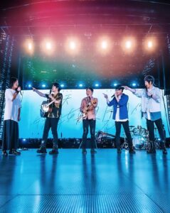 Ashin Instagram - 今年可以過兩倍的生日，亞洲生日結束，還有歐洲時間等著我，比起往年，場面果然更加盛大。 今年的生日，像是一個公開的派對，新舊朋友都歡迎，有人覺得大廳嘈雜了些，而我覺得多認識新朋友也未嘗不好。 人生嘛，有些人為你精心準備生日祝福，有人調皮往你身上砸派。不只是我，每個人都是這樣的，沒什麼公不公平，重點是開闊的心胸，與開朗的心情。 / 倒是期待著後天凌晨的演唱會直播，邀請你見證與感受，這份100%的熱情與熱力，一定會越過半個地球說服你，感動你。 好想見你第77場，終於抵達終站。這次曲目中，最難唱的，也是我每次都最期待的，是「我心中尚未崩壞的地方」。 經歷過了將近三年的停機，慢慢把自己調整回巡迴的軌道上，更重要的，是那種珍惜到一首都捨不得刪，唱到超時線上的心情。 / 「我心中尚未崩壞的地方」，是一首從最低處的吟唱，飆升到最高處的嘶吼。 每次唱這足10拍E6的高音，總是跪足捶地，彷彿如此，才能跟自己確認，抵達了至高的山巔。 當然，每次的嘶吼，每一場，每一聲，都來自於我依賴了24年的嗓子。 除了真唱， 否則沒有其他感動你的方式。 / 雖然不是那種完美天籟， 但我有信心直擊感動你心。 當用盡全力的最高音唱罷之後，我都會奮力再次站起，只因我心不曾崩壞，只因此刻看著這篇文的你，依然在人生的某個轉角，等待五月天與滿頭銀髮的你，在人生繁華落盡時，再次合唱起我們一生一次的青春。 / 明年就是五月天出道25週年，這當然不是我們航行過的第一場風雨。謝謝每位為我們挺身而出的舊識，更感謝所有給我們指教的路人老師，派對會結束，曲終之時，你我的心與眼神將更加清澈。 請不要擔心我，請不必為任何事辯解，因為人生還有那麼長，我確信每場五月天，都會用盡全力，讓你不虛此行。 / 星空下你低吟著知足、高考那年聽的倔強、失戀時陪你的溫柔、友情喧嘩時總愛唱的乾杯、海底撈裡不顧旁人的派對動物、現實一再打擊你沒忘了頑固、偶爾想起那個他的突然好想你、擦乾眼淚的笑忘歌、以及你預定道別時刻播放的轉眼與如煙⋯。 話題與熱搜，終究會過去，這頂假頂流的皇冠被摘下時，留下的，是平凡如你我的血肉之軀，在人生中更深的羈絆與相依。 美好如你。 能參與你的一生， 是我這趟人生最好的禮物。 / 生日快樂給我，生日願望給你，祝你們身體健康，心想事成。 我們巴黎直播見！ / #巴黎怎麼那麼冷啦 #大家都要給我留言我也在趕KPI