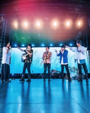 Ashin Instagram - 今年可以過兩倍的生日，亞洲生日結束，還有歐洲時間等著我，比起往年，場面果然更加盛大。

今年的生日，像是一個公開的派對，新舊朋友都歡迎，有人覺得大廳嘈雜了些，而我覺得多認識新朋友也未嘗不好。

人生嘛，有些人為你精心準備生日祝福，有人調皮往你身上砸派。不只是我，每個人都是這樣的，沒什麼公不公平，重點是開闊的心胸，與開朗的心情。

/

倒是期待著後天凌晨的演唱會直播，邀請你見證與感受，這份100%的熱情與熱力，一定會越過半個地球說服你，感動你。

好想見你第77場，終於抵達終站。這次曲目中，最難唱的，也是我每次都最期待的，是「我心中尚未崩壞的地方」。

經歷過了將近三年的停機，慢慢把自己調整回巡迴的軌道上，更重要的，是那種珍惜到一首都捨不得刪，唱到超時線上的心情。

/

「我心中尚未崩壞的地方」，是一首從最低處的吟唱，飆升到最高處的嘶吼。

每次唱這足10拍E6的高音，總是跪足捶地，彷彿如此，才能跟自己確認，抵達了至高的山巔。

當然，每次的嘶吼，每一場，每一聲，都來自於我依賴了24年的嗓子。

除了真唱，

否則沒有其他感動你的方式。

/

雖然不是那種完美天籟，

但我有信心直擊感動你心。

當用盡全力的最高音唱罷之後，我都會奮力再次站起，只因我心不曾崩壞，只因此刻看著這篇文的你，依然在人生的某個轉角，等待五月天與滿頭銀髮的你，在人生繁華落盡時，再次合唱起我們一生一次的青春。

/

明年就是五月天出道25週年，這當然不是我們航行過的第一場風雨。謝謝每位為我們挺身而出的舊識，更感謝所有給我們指教的路人老師，派對會結束，曲終之時，你我的心與眼神將更加清澈。

請不要擔心我，請不必為任何事辯解，因為人生還有那麼長，我確信每場五月天，都會用盡全力，讓你不虛此行。

/

星空下你低吟著知足、高考那年聽的倔強、失戀時陪你的溫柔、友情喧嘩時總愛唱的乾杯、海底撈裡不顧旁人的派對動物、現實一再打擊你沒忘了頑固、偶爾想起那個他的突然好想你、擦乾眼淚的笑忘歌、以及你預定道別時刻播放的轉眼與如煙⋯。

話題與熱搜，終究會過去，這頂假頂流的皇冠被摘下時，留下的，是平凡如你我的血肉之軀，在人生中更深的羈絆與相依。

美好如你。

能參與你的一生，
是我這趟人生最好的禮物。

/

生日快樂給我，生日願望給你，祝你們身體健康，心想事成。

我們巴黎直播見！

/

#巴黎怎麼那麼冷啦
#大家都要給我留言我也在趕KPI