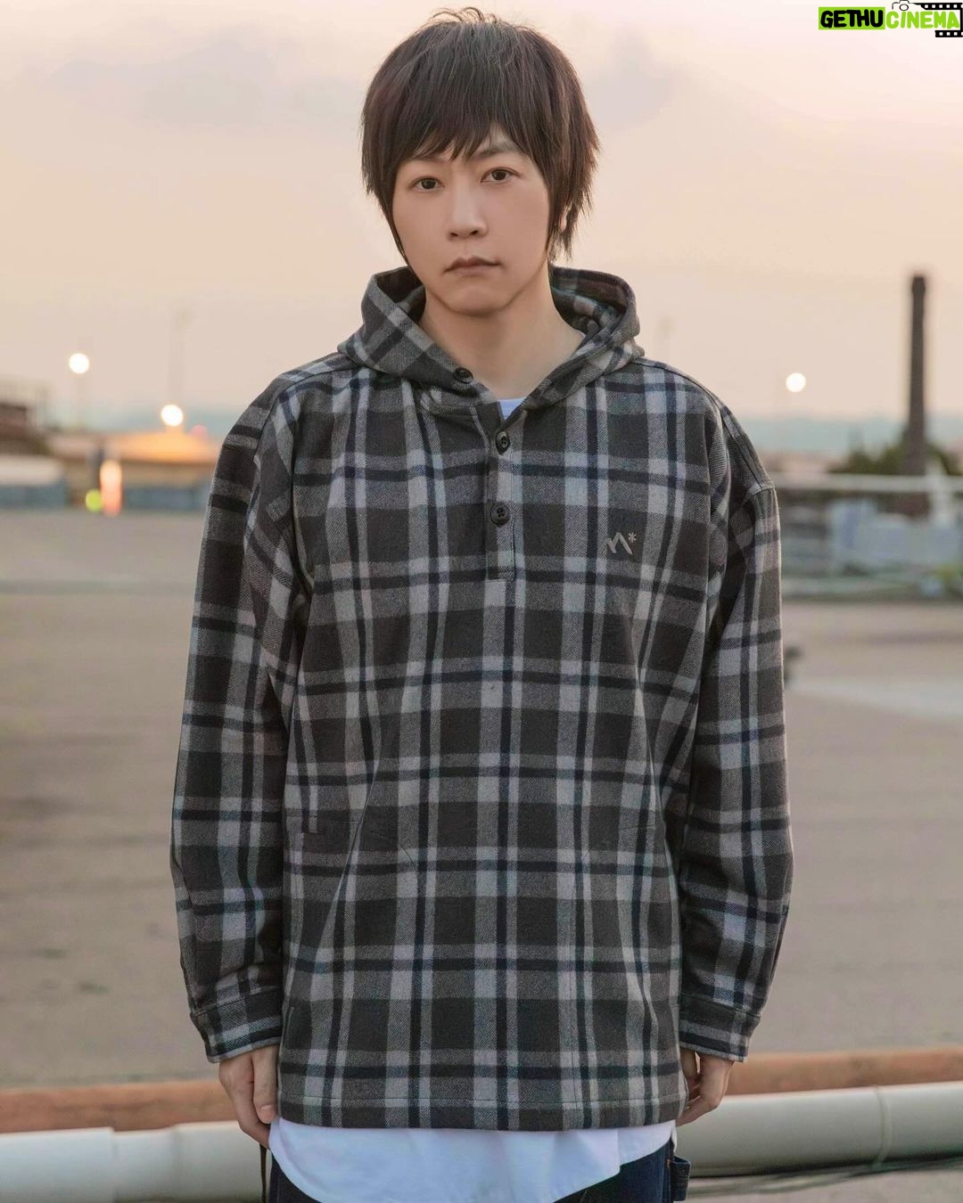Ashin Instagram - Still Love You 依然愛著 「 不知不覺變了許多 變成一個很忙的人 話也不愛說直了 把脾氣也收斂了 卻也 顯得不夠真誠 」 喜歡寫情歌, 但卻害怕寫分手的情歌, 彷彿自己被凝結在 那個傷感的時刻。 「 I Love you ,Love you Love you ,Love you I still love you 日子過著過著漸漸懂了 愛是什麼 」 夏天遠了, 秋天也慢慢的過去, 漸漸懂了, 原來暖黃色系的山野, 是冬天來臨前 最後的的溫柔。 「 沒有在一起的緣分 也容不下任何人 就這麼卡著 這麼想著 」 或許被凝結的卡住的自己, 能像永不落下的黃葉, 擁抱著那些回憶, 依然依然 依然愛著。