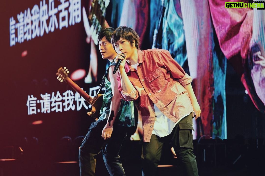 Ashin Instagram - 成都很好動 充滿激動 悸動 感動 的三個夜晚 不停地被觸動的心動 成都很忙碌 忙著在台上調戲或挑釁團員 忙著蒐集大家的滿出體育場的熱情 成都很想念 不論你從小到大都在成都 不論你從哪個城市 來到成都 我們都在這體育場裡的麻辣鍋底 成為了丸子香菇肉片豆腐 我們 都一起沸騰了 第一夜加入五月天的你 那麼生澀而可愛 這一路捍衛著我們的你 如此迷人而倔強 加入五月天 永遠不嫌太早 也永遠不會太遲 - mayday五月天巡迴ing 上海 ✈️ 倫敦 ✈️ 柏林 ✈️ 巴黎 ⋯