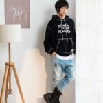 Ashin Instagram - 一日台北 行李變輕了 ㄧ定是有什麼遺落在上一站了？ 我想 那應該會是我的心 將所有衣服拿出來洗好曬乾 再換一批衣服放進箱中 從廣州早茶好耐冇見 到成都熊貓尊嘟假嘟 機場有位服務員告訴我 航程起飛從來只會抵累 不會提早 而他不知道 我的期待 卻已經提早飛到每一站 你好嗎？ 我的旅伴