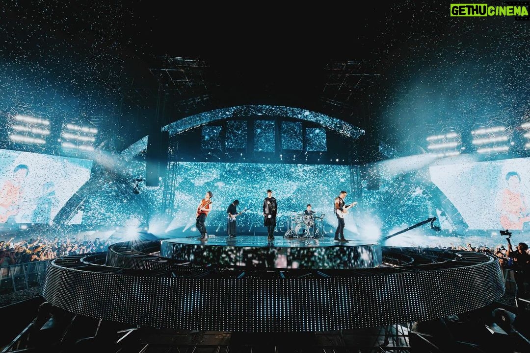 Ashin Instagram - 也許是地球上最後兩站方舟 如題,不捨依依。 這五天的壯闊航程與絕美舞台, 最終都會拆解、歸檔、庫存, 也許僅僅留在回憶深處, 也許再作為另一次冒險的養分。 謝謝廣州,謝謝所有部門夥伴, 謝謝你們的熱情歌聲與吶喊。 也感謝所有團隊成員, 為五月天打造壯闊絕美的舞台。 有些演唱會,唱一場少一場, 方舟最後兩夜,會在馬六甲海峽, 新加坡最終之站。 人生如歌 如夢 如無際的海, 有你之處,便是港灣。