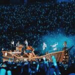 Ashin Instagram - 你，一直是你 2023的好好與方舟兩套巡演，轉眼剩下廣州、成都、上海、倫敦、巴黎、柏林。 從似乎夢境般的泉州、西安、南京、重慶，就遠遠感受到了，這趟旅途的終點，那必然的不捨。 而我也必然了解，你不只是一個城市、你也不只是一個場次或數字，你就是你，有著自己名字、故事、渴望與追尋。 因為我知道我，是為那樣的你唱，每當燈光亮起，走向舞台前緣的我，從來不曾感到抗拒、疲憊、厭倦。「唱到不能再唱！」直到最後一首歌，超出了那條界線。 「阿信，你不會累嗎？」總是被問這個問題的我，總是這麼想著⋯「反正會有那一天，我會有機會睡一個超級深沉的長覺，那會是一場沒有終點的休息」。 所以，不必擔心我們，我們更擔心，想一起唱卻無法進場，想登船卻只能遠望的你。 我只想做，我最喜歡的事，為了我喜歡的人，更為了喜歡我的人。 你，一直是你。 那個與我雙向奔放的你，讓我到了這個年紀，依然有著不斷精彩而驚喜的第二人生，演唱、製作、編舞（？）、跳舞（！） 。因為有著一直的你，所以有了如今的我。 最後，最近的故事，還有很多。 也許是明天，也許在更遙遠的未來，再和你們分享。 #BOOM怪物星人 #阿信的怪物星人舞 🤨👉 @boom4_official 怪物星人 廣州奧林匹克