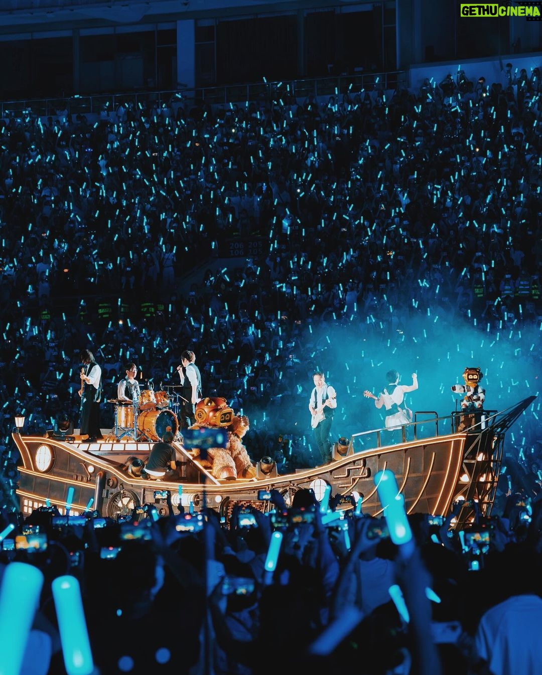 Ashin Instagram - 你,一直是你 2023的好好與方舟兩套巡演,轉眼剩下廣州、成都、上海、倫敦、巴黎、柏林。 從似乎夢境般的泉州、西安、南京、重慶,就遠遠感受到了,這趟旅途的終點,那必然的不捨。 而我也必然了解,你不只是一個城市、你也不只是一個場次或數字,你就是你,有著自己名字、故事、渴望與追尋。 因為我知道我,是為那樣的你唱,每當燈光亮起,走向舞台前緣的我,從來不曾感到抗拒、疲憊、厭倦。「唱到不能再唱!」直到最後一首歌,超出了那條界線。 「阿信,你不會累嗎?」總是被問這個問題的我,總是這麼想著⋯「反正會有那一天,我會有機會睡一個超級深沉的長覺,那會是一場沒有終點的休息」。 所以,不必擔心我們,我們更擔心,想一起唱卻無法進場,想登船卻只能遠望的你。 我只想做,我最喜歡的事,為了我喜歡的人,更為了喜歡我的人。 你,一直是你。 那個與我雙向奔放的你,讓我到了這個年紀,依然有著不斷精彩而驚喜的第二人生,演唱、製作、編舞(?)、跳舞(!) 。因為有著一直的你,所以有了如今的我。 最後,最近的故事,還有很多。 也許是明天,也許在更遙遠的未來,再和你們分享。 #BOOM怪物星人 #阿信的怪物星人舞 🤨👉 @boom4_official 怪物星人 廣州奧林匹克