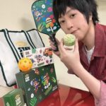 Ashin Instagram - 你的欠揍男友 🌵🥮🏓 演唱會上 大家暱稱我們是演唱會男友 但如果你的男友是玩音樂的 你絕對會覺得「好欠揍啊！」 罪證條列如下： 1. 成天跟一群男生鬼混一氣 聊起天95%垃圾話+5%音樂經 滿腦貼著夢想 就是不貼你的心 2. 說是樂團要練習 結果是一起王者榮耀開團練習 只有最後一小時趕進度拿起樂器 3. 熬夜練琴熬夜錄音 隔天睡到中午還不醒 狂扣找不到人 而且不回訊息 4. 記歌記譜記樂理 就是不記得你生日的日期 各種紀念日 通通一律忘記 5. 難得準備了中秋月餅 而且好吃又低卡路里 球拍和心意裝提袋裡 但是⋯ 差點忘了拿出來給妳😆 好啦 開個玩笑 幻想很瘋狂 但現實很受傷🫠 聽我們的歌 感覺還不錯 但當成男友 絕對很欠揍 💢 獻上手上的月餅 祝你中秋節找到你最棒的達令 中秋快樂！ #你的欠揍男友# #歡迎說說你的#