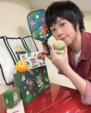 Ashin Instagram - 你的欠揍男友 🌵🥮🏓

演唱會上
大家暱稱我們是演唱會男友

但如果你的男友是玩音樂的
你絕對會覺得「好欠揍啊！」

罪證條列如下：

1.
成天跟一群男生鬼混一氣
聊起天95%垃圾話+5%音樂經
滿腦貼著夢想  就是不貼你的心

2.
說是樂團要練習
結果是一起王者榮耀開團練習
只有最後一小時趕進度拿起樂器

3.
熬夜練琴熬夜錄音
隔天睡到中午還不醒
狂扣找不到人  而且不回訊息

4.
記歌記譜記樂理
就是不記得你生日的日期
各種紀念日  通通一律忘記

5.
難得準備了中秋月餅
而且好吃又低卡路里
球拍和心意裝提袋裡
但是⋯
差點忘了拿出來給妳😆

好啦  開個玩笑
幻想很瘋狂  但現實很受傷🫠

聽我們的歌  感覺還不錯
但當成男友  絕對很欠揍 💢

獻上手上的月餅
祝你中秋節找到你最棒的達令

中秋快樂！ 

#你的欠揍男友# 
#歡迎說說你的#