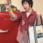 Ashin Instagram - 你的欠揍男友 🌵🥮🏓 演唱會上 大家暱稱我們是演唱會男友 但如果你的男友是玩音樂的 你絕對會覺得「好欠揍啊！」 罪證條列如下： 1. 成天跟一群男生鬼混一氣 聊起天95%垃圾話+5%音樂經 滿腦貼著夢想 就是不貼你的心 2. 說是樂團要練習 結果是一起王者榮耀開團練習 只有最後一小時趕進度拿起樂器 3. 熬夜練琴熬夜錄音 隔天睡到中午還不醒 狂扣找不到人 而且不回訊息 4. 記歌記譜記樂理 就是不記得你生日的日期 各種紀念日 通通一律忘記 5. 難得準備了中秋月餅 而且好吃又低卡路里 球拍和心意裝提袋裡 但是⋯ 差點忘了拿出來給妳😆 好啦 開個玩笑 幻想很瘋狂 但現實很受傷🫠 聽我們的歌 感覺還不錯 但當成男友 絕對很欠揍 💢 獻上手上的月餅 祝你中秋節找到你最棒的達令 中秋快樂！ #你的欠揍男友# #歡迎說說你的#