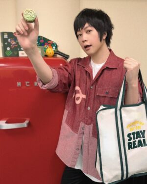 Ashin Instagram - 你的欠揍男友 🌵🥮🏓

演唱會上
大家暱稱我們是演唱會男友

但如果你的男友是玩音樂的
你絕對會覺得「好欠揍啊！」

罪證條列如下：

1.
成天跟一群男生鬼混一氣
聊起天95%垃圾話+5%音樂經
滿腦貼著夢想  就是不貼你的心

2.
說是樂團要練習
結果是一起王者榮耀開團練習
只有最後一小時趕進度拿起樂器

3.
熬夜練琴熬夜錄音
隔天睡到中午還不醒
狂扣找不到人  而且不回訊息

4.
記歌記譜記樂理
就是不記得你生日的日期
各種紀念日  通通一律忘記

5.
難得準備了中秋月餅
而且好吃又低卡路里
球拍和心意裝提袋裡
但是⋯
差點忘了拿出來給妳😆

好啦  開個玩笑
幻想很瘋狂  但現實很受傷🫠

聽我們的歌  感覺還不錯
但當成男友  絕對很欠揍 💢

獻上手上的月餅
祝你中秋節找到你最棒的達令

中秋快樂！ 

#你的欠揍男友# 
#歡迎說說你的#