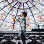 Ashin Instagram - 三條平行時間線裡的你， 假設你，同時都來到我面前。 第一個你， 被身邊損友半哄半騙，誤打誤撞 拿著被小販兜售的螢光棒， 來到五月天演唱會， 你赫然發現， 你淺意識裡竟然會唱不少五月天的歌， 你驚訝於這樣的自己。 第二個你， 分不太清楚團員誰是誰， 誰是吉他手？誰是低音吉他手？ 你可能偶然間被突然好想你打動， 或是在K房裡才會離開地球表面， 你偶爾才聽聽五月天的歌， 偶爾讓五月天陪著你。 第三個你， 對五月天的歌曲與歷程如數家珍， 過去20年的大小事件， 你彷彿都在第一現場， 手足胼胝，不棄不離， 一路伴著我們走到這裡。 在生命裡的不同時區， 與我相遇的三個你， 每個都是百分之百的你， 獨一無二的你，讓我珍惜的你。 你喜歡揮舞什麼顏色的螢光棒， 你想要在哪首歌曲點亮手機， 你想記住哪一位團員的臉孔與姓名， 你伴我們走過20年， 或者只陪我們瘋唱一夜， 我都如此真摯的感謝你。 即使三條時間線裡的你對調， 你，還是那一個你， 沒有責難，沒有悔憾。 在五月天的世界裡， 我想要你自由，我想要你快樂， 我想要你偶爾想到的時候， 戴上耳機，讓我陪你。 自由的，快樂的， 那就是我最喜歡的你。 - *Review / 原文2018.3.25