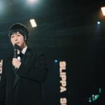Ashin Instagram - 犀利趴已經第幾年？ 一個從第一年就人仰、馬翻、 賠了銀兩又折兵的活動 靠著這兩組夥伴 一路也走到第12屆了⋯⋯ 一家肩負著五月天、劉若英、告五人、任賢齊、宇宙人、麋先生⋯ 全年無休服務歌手與粉絲的唱片公司 一家奔波在李宗盛、林俊傑、薛之謙、任賢齊、張韶涵、毛不易⋯ 巡迴萬里的演唱會軟硬體製作團隊 每年夏天 更要跟阿湯哥一樣 上演不可能的任務 這兩組規模不大的團隊 都承擔起一場超過20組音樂人 上百位樂手的音樂節 除了大小兩舞台 完整的燈光、視訊、舞台設計與搭建 飲食攤、唱片行、休息區、玩球池 還要扮成恐龍讓大家抓 無限放大的行政籌備 極限操作的彩排時間 只為了給樂迷們、樂手們 最精彩的48小時 明年還犀利嗎？ 那就⋯ 明年再說囉！ 請給他們掌聲鼓勵 @binmusic.ig @binliveconcert @superslippa