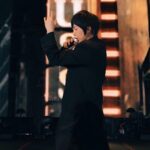 Ashin Instagram - 六月 野心磨破了披肩 在鳥巢裡送走了五月 在杭州滑過了西湖水 在武漢吃到了熱乾麵 在台北今夜告別六月 披肩沈睡初夏 聲音還有點沙啞 但心已經又想出發 六月再見 我們 七月見 #五月天