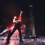 Ashin Instagram - 這六天 有沒有人在場外一起聆聽？ 雖然無法面對面相遇 但音樂依然將我們的心連在一起 摩天輪下 草坪空地 都歡迎你席地而坐 共渡2023的五月之約 #最後一張團長大人也太帥 #下一篇是肉色照的部分😆 中環海濱活動空間