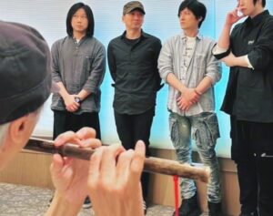 Ashin Instagram - #星爺加入五月天 五月天正式增加「簫手」的位置於C位 在此次巡演 大家有極高可能 有耳福聽到「廣州蕭王」洗滌人心的絕世繞樑之音！ 民間流傳「我們都欠周星馳一張電影票」一語 如今可能還欠一張演唱會門票 想聽星爺簫聲演繹哪首曲目 請在下方留言（不限五月天的歌） @stephenchow #星爺 #周星馳 @imayday55555 #五月天