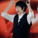 Ashin Instagram - 5525「回到那一天」巡演， 在台中讓時光倒流了六個夜晚。 這次也好多從北京上海廈門瀋陽香港星馬東京 等等不同城市⋯的五迷老師兄弟姐妹， 來到這裡，共渡此刻。 謝謝你們，為了五月天來到台中。 如同「任意門」中的歌詞： 「外灘風光越出課本是那麼新鮮， 從回民街再飛到尖沙嘴⋯」 「從無名高地到鳥巢的十年， 一路鋪滿著汗水⋯ 你問我全世界是哪裡最美？ 這無限遼闊壯麗的城市與大地， 這所有溫暖直接的鄉土與人情， 經歷了25年，不但寫進了我們的歌詞， 也變成了我們人生的一部分⋯。 唱著一樣的語言 活出共鳴的記憶⋯ 而我相信， 你的人生時光機裡， 也會有那麼一首五月天。 又是新年， 期待與你現場再見， 再乘著你我的歌聲高飛。 1/13-14 新加坡見 3/23-31 高雄見 photo by @sogreeeeeeen @iam47la @rinne0421 @freefox_photo @y.y_photo @feng1wi_photography 世運主場館