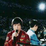 Ashin Instagram - 喂喂喂～你的眼睛還在看哪邊？ 主唱大人都幫你把鏡頭喬好了 現在當然就是要看這邊！ 今晚，準備好在一起坐上 #5525 噴射機 跟著五月天繼續回到那一天 🖐️ 🖐️ ✌️ 🖐️ ​ ⋯⋯⋯⋯⋯⋯⋯⋯⋯⋯ ​​​ 📣下載相信演唱會APP： https://bin-music.makesome.app/ ​​​ 📣綁定完成後的貼心小提醒： ➊ 請務必確認：你所綁定的演唱會日期、場次及座位是正確的。 ➋ 當綁定成成功後，請將螢光棒關機重開。 ➌ 當確認螢光棒綁定成功後，相信演唱會APP 即可關閉。 ➍ 若你參與兩個場次以上之演唱會，請先綁定最先欲參加的場次，等該場演唱會之後，再綁定下一場的演唱會場次及座位。 ​​ ━━━━━━━━━━━━━━━━━━ 五月天［ 回到那一天 ］巡迴演唱會 - 高雄站 ✦ APP｜入場交通｜周邊｜返鄉專車 看這邊 ✦ 🖐️螢光棒綁定 ‣ https://bit.ly/5525KSlight 🖐️入場＆交通 ‣ https://bit.ly/5525KSrules ✌️周邊商品 ‣ https://bit.ly/5525goods 🖐️返鄉專車 ‣ https://bit.ly/5525KSbus ​​ #五月天 #mayday #五月天5525回到那一天 #五月天25週年巡迴演唱會 - @imayday55555 五月天高雄世運主場館