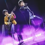Ashin Instagram - 竪井 一開始，你只是公園裡挖砂的孩子。 而且，你只是路過公園， 看到另一群大一點的孩子們，圍著沙坑。 於是你好奇的走進公園，走近沙坑。 你伸出雙手， 跟著挖著這座破公園裡的破沙坑。 「底下有寶藏嗎？」 不，這根本不是個需要問的問題。 因為挖砂，本身就夠好玩了。 天色暗了， 有些孩子們回家了， 你跟另外幾個孩子繼續挖著沙坑， 有些是忘了回家。 而你，是根本不想回家。 / 光陰如果是一首詩， 那麼這首詩必定有腳， 確保在你不經意時， 狠狠踹你一腳。 詩篇來到這裡， 你已看不見孩子與公園。 巨大的探照燈懸在半空中往下探， 勉強讓光線照映到井底。 井旁隆隆作響圍滿了大型機具， 懸吊的、開鑿的、夯土的各種機具， 以及只有吼著才能讓彼此聽見的操作員。 更多的人車，川流進出此地， 工事圍籬重重的包圍著這龐大的基地。 這裡， 是當初的那座破公園。 你已經在這不知多深的井底， 將近1/4個世紀， 蒸騰的地熱、噴濺的污泥、 偶爾碎石殞落擦傷臉頰， 那都難免。 / 往頭上看去， 天空只是一個指甲蓋大小的洞， 但，重點不是天空。 更多疲倦、奔波、忙碌的夥伴， 從天空的指甲蓋的正中央一躍而下， 垂降至這窄小竪井中， 為你補給， 陪你拼命。 支持你的人， 甚至在井外為你吶喊打氣， 碎石依然偶爾砸落井底， 但總是旁人為你掛彩。 那個挖砂挖到不想回家的孩子， 才突然發現這竪井與周遭人事物， 早已是你的家。 / 「底下有寶藏嗎？」 竪井之上，耳語四起， 沿著井壁反彈至井底，問題似雷聲轟鳴。 但，這根本不用問。 挖砂本身就夠好玩了。 只要你記得， 一開始， 你就是公園裡那個挖砂的孩子。 / 所有長不大的 還沒長大的 與不得不長大的孩子們 第25+2個生日快樂 我們約在第25年見。