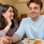 Ashish Chanchlani Instagram - Is ghatna ka ke sare patra original hai. Iska vastvikta se hi lena dena hai. Jokes apart, life mein sabko mangta hai Unlimited Entertainment. W/ @santanaroach With Airtel Xstream Fiber, starting at 699* you get 350+ TV channels and 20+ OTTs at superfast speed. Unlimited entertainment is available, are you taiyaar? #AirtelXstreamFiber #UnlimitedEntertainment #collab *T&C Apply #Ad #PaidPartnership