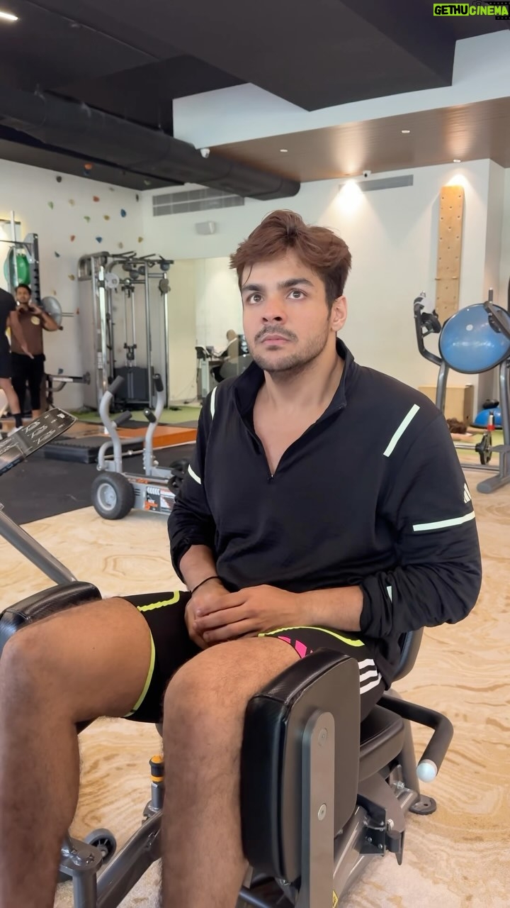 Ashish Chanchlani Instagram - Gents ko problem hota ji 👨🏽