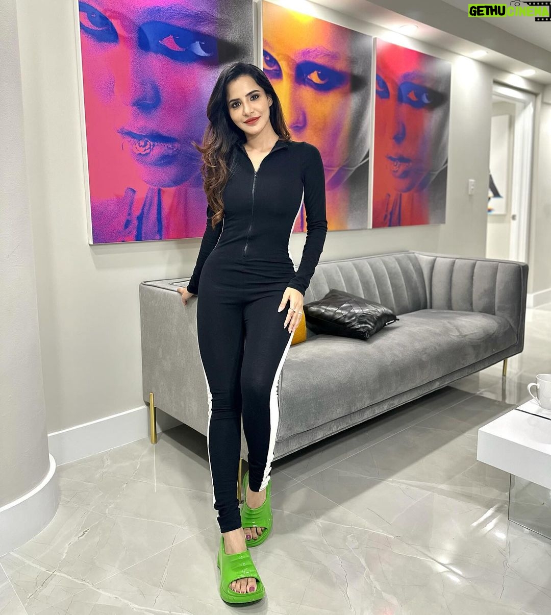 Ashu Reddy Instagram - Hello Saturday!! ๐งก #ashureddy #casualdayout #jumpsuitgirl #bestylisheveryday ๐ Miami, Florida