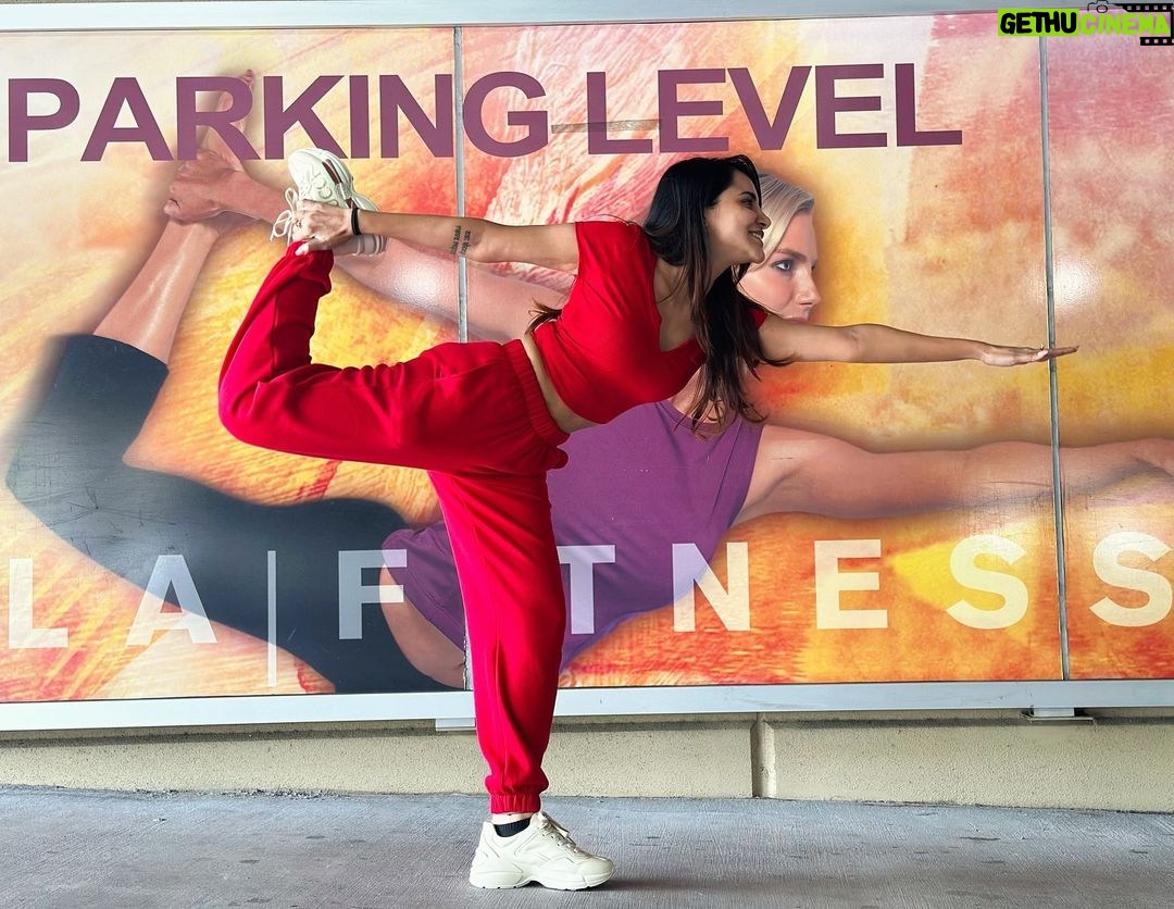 Ashu Reddy Instagram - Stretch yourself a little today and every day 😎❤️ #ashureddy #weekdayfun #stretches #lafitnessmiami 😀 @siva_jayant 📸