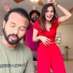 Ashu Reddy Instagram - Bobby Deol Exit song🤣🤣🤣❤️❤️ #ashureddy @siva_jayant @pavanseemakurti 😛 #funnyreels #friendstime #usa @joshapp.telugu Tampa, Florida