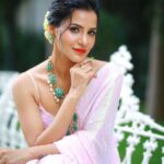 Ashu Reddy Instagram - Barbie energy 🌸🧡 #ashureddy #pinksaree #feelsgood @hairstylistravi @naveen_photography_official @thediamondstoreby_chandubhai 🎊