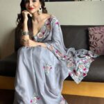Ashu Reddy Instagram - Keep smiling, it makes people wonder what you're upto!!⭐️❤️ #ashureddy #graysaree #beboldbeyou #eventtime #workmode @hairstylistravi @rajusai7896 🧡