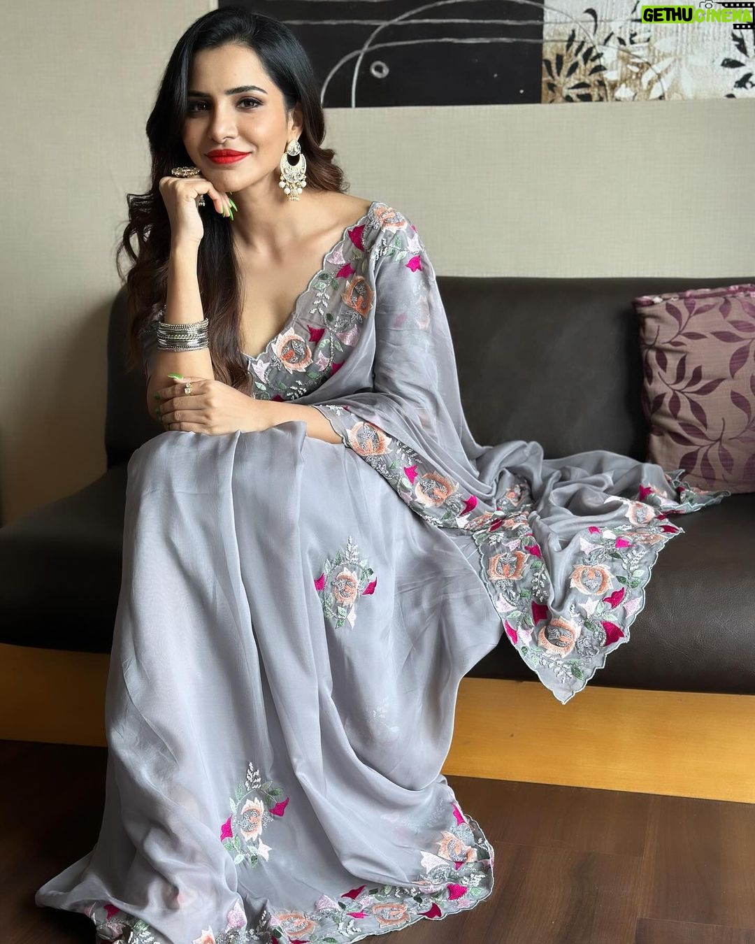 Ashu Reddy Instagram - Keep smiling, it makes people wonder what you're upto!!⭐️❤️ #ashureddy #graysaree #beboldbeyou #eventtime #workmode @hairstylistravi @rajusai7896 🧡