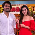 Ashu Reddy Instagram - DAAWATH SHURU CHEDAMA IKA...!!! 💯❤️ First episode out now on @peoplemediafactory YT channel, our special guest spilled some beans 🫨 @kiran_abbavaram !! Watch now to know more ⭐️💯 #ashureddy #daawathshow #kiranabbavaram #talkshow #fullmasti #entertainmentshuru #linkinbio