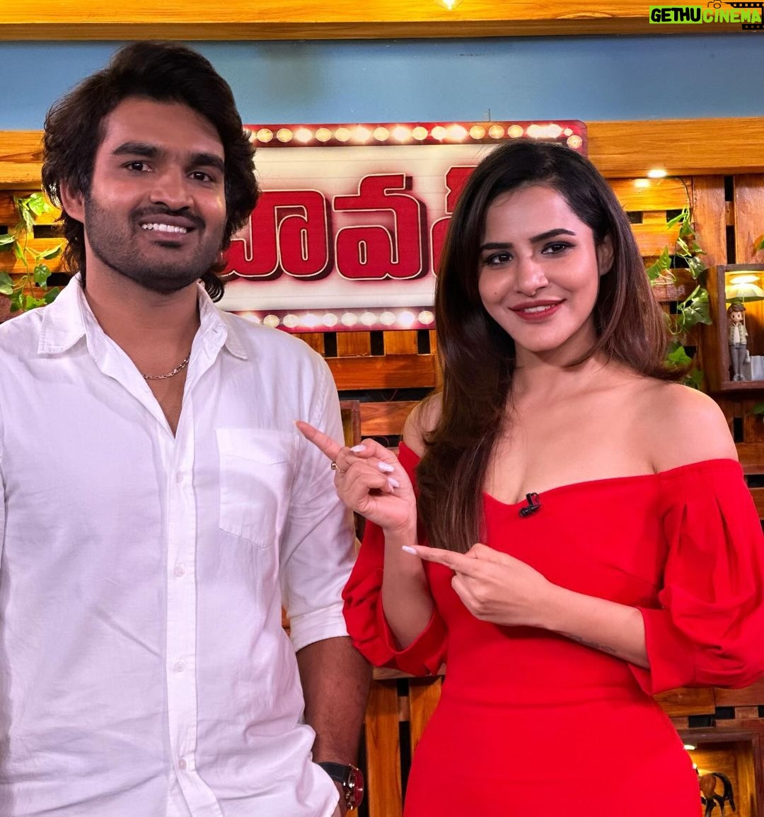 Ashu Reddy Instagram - DAAWATH SHURU CHEDAMA IKA...!!! 💯❤️ First episode out now on @peoplemediafactory YT channel, our special guest spilled some beans 🫨 @kiran_abbavaram !! Watch now to know more ⭐️💯 #ashureddy #daawathshow #kiranabbavaram #talkshow #fullmasti #entertainmentshuru #linkinbio